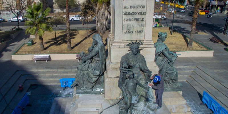 Comenzó La Limpieza Y Conservación Del Monumento De La Plaza Vélez Sarsfield