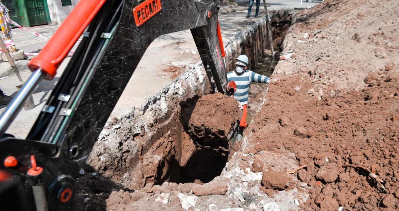 Reemplazan un caño cloacal de 70 años de antigüedad en barrio General Bustos
