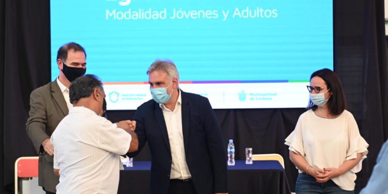 Llaryora Entregó Diplomas De Egreso A Jóvenes Y Adultos Que Finalizaron Sus Estudios Primarios En Escuelas Municipales