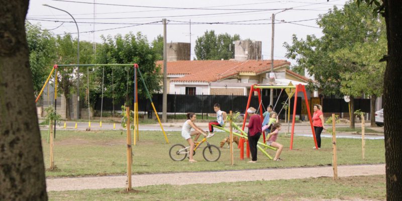 Barrio 1º De Mayo: Recuperan La Plaza Con Nuevos Juegos, Mobiliario Urbano Y Luces LED