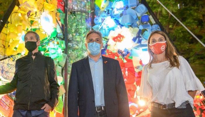 Encienden El árbol Navideño Construido Con Materiales Reciclados