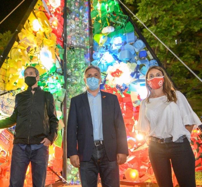 Encienden el árbol navideño construido con materiales reciclados