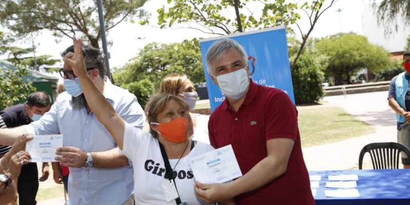 Llaryora Entregó Credenciales Habilitantes A 100 Trabajadoras Del “Paseo Jerónimo Del Barco”.