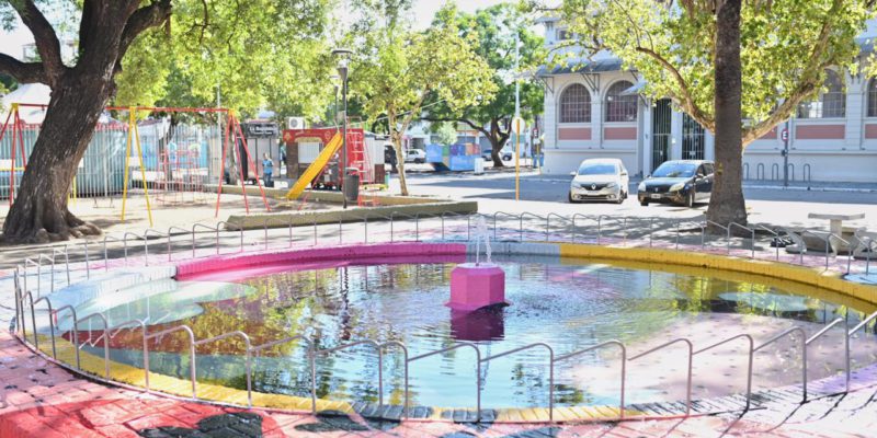 Barrio San Vicente: La Fuente De La Plaza Mariano Moreno Luce Renovada Y Ahora Es La “Fuente De Los Enamorados”