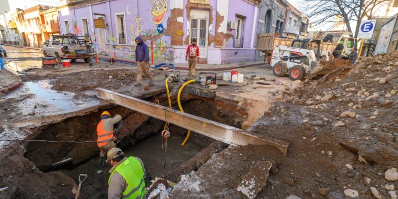 Ejecutan Un Aliviador Cloacal En La Esquina De Urquiza Y La Rioja, En Barrio Alberdi