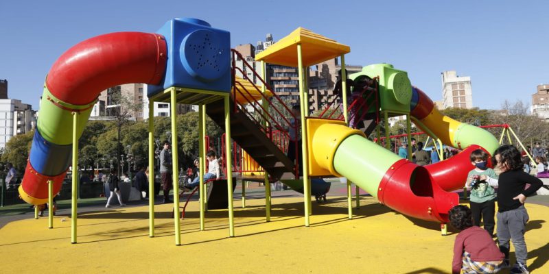 En El Día Del Amigo, Los Niños Disfrutan Los Nuevos Juegos En La Plaza De La Intendencia