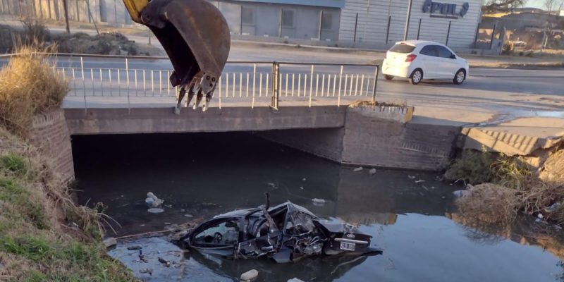 La Municipalidad Retiró Un Auto Del Canal Maestro Sur