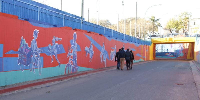 Un Impactante Mural De 1.400 Metros Cuadrados Se Extiende Por El Viaducto De Calle Polonia, En Barrio Bajo Pueyrredón