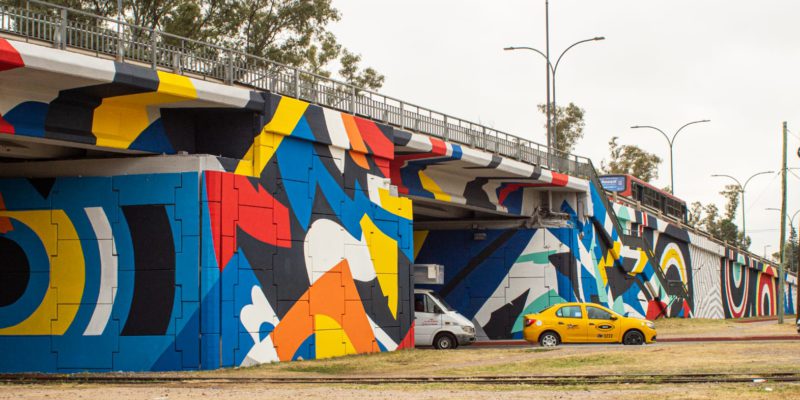 El Puente Sobre La Avenida Vélez Sársfield Se Destaca A Puro Color