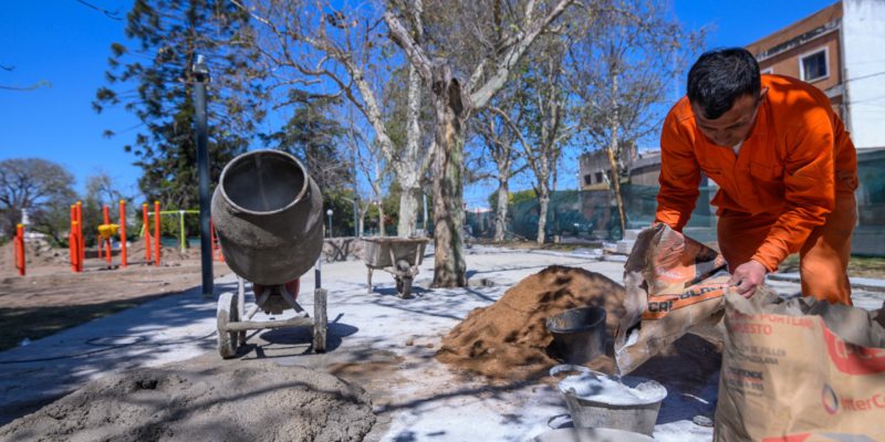 Barrio General Bustos: Con La Instalación De Un Nuevo Piso Granítico Avanzan Las Obras En La Plaza Gregoria Matorras