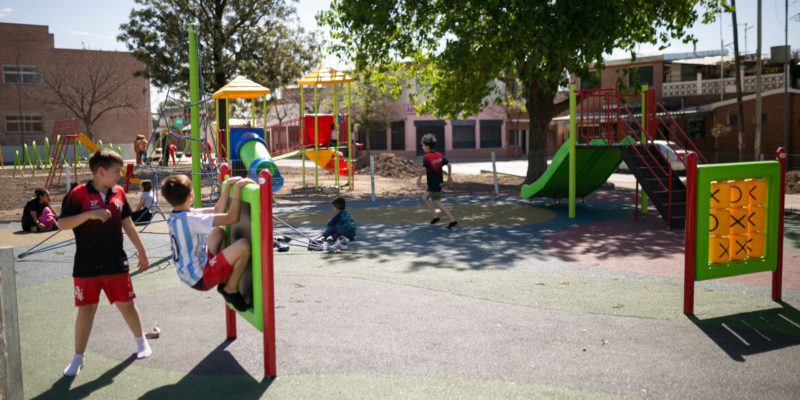 Barrio Las Violetas Tiene Su Plaza Renovada, Con Playón Deportivo Y Cancha De Fútbol Con Césped Sintético