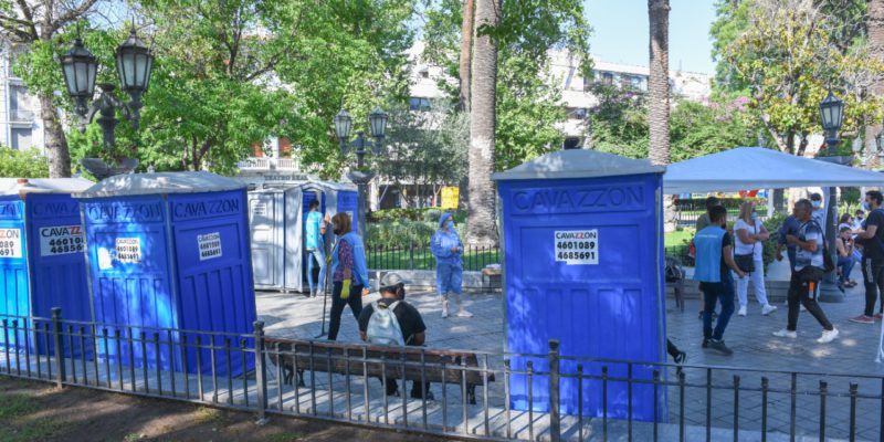 El Municipio Instala Baños Químicos En La Plaza San Martín