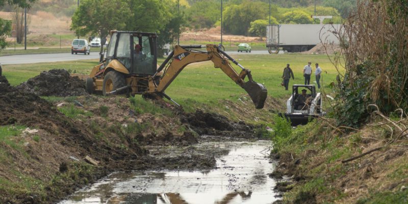 Limpieza De Canal De Desagüe Pluvial En Barrio Pueyrredón