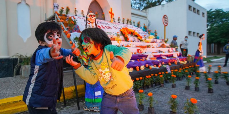 Una Multitud Celebró El Día De Los Muertos Frente Al Cementerio San Jerónimo