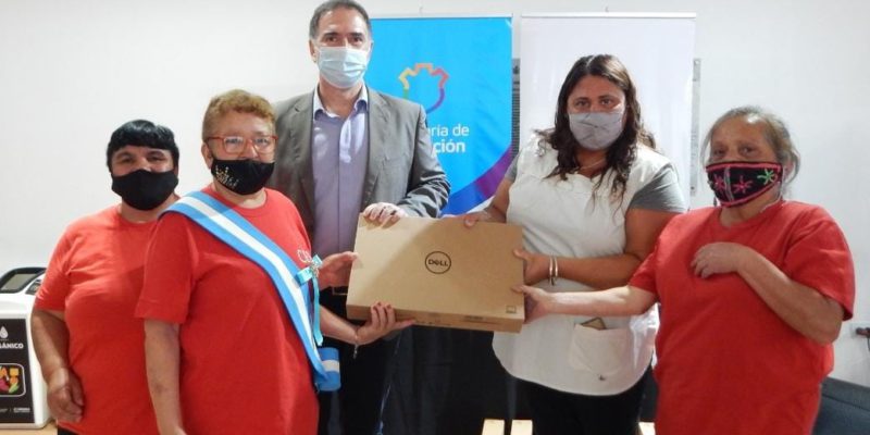 Los Centro De Educación De Jóvenes Y Adultos Recibieron Equipamiento Informático