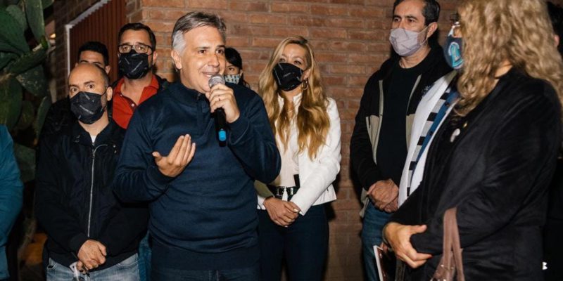 Barrio San Fernando: Llaryora Y Vecinos Encendieron Juntos El Nuevo Sistema De Luminaria LED