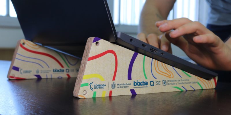 Hasta El 2 De Diciembre Se Canjearán 10 Envases Plásticos Por Soportes Ecológicos Para Celulares Y Notebooks