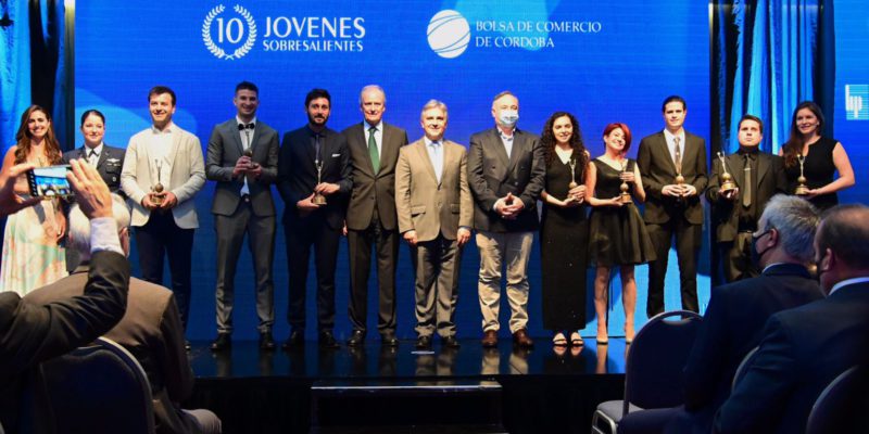Jóvenes Sobresalientes: Llaryora Participó De La Premiación Y Felicitó A Los Distinguidos