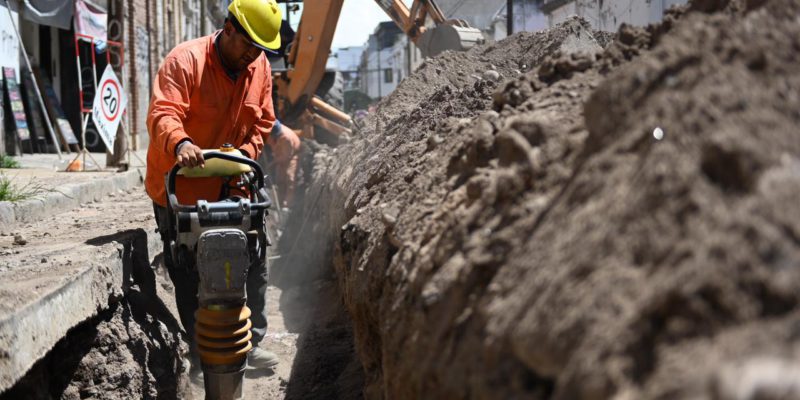 Aliviador Cloacal: Reemplazan Cañería Con Obstrucciones Frecuentes Frente Al Hospital De Clínicas