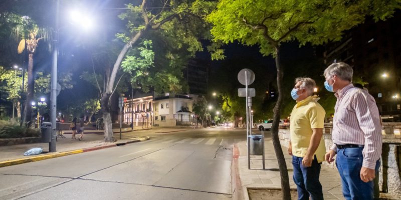 Llaryora Recorrió La Flamante Obra De Iluminación De La Cañada