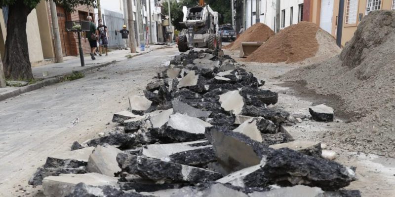 Calle Soldado Ruiz: Con La Cañería Seca, Comenzó La Demolición De Calzada Para Retirar La Traza Dañada