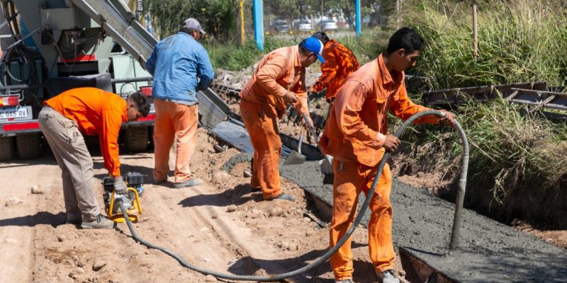 Continúan Los Trabajos De Pavimentación De Una Calle Estratégica Para La Producción Local