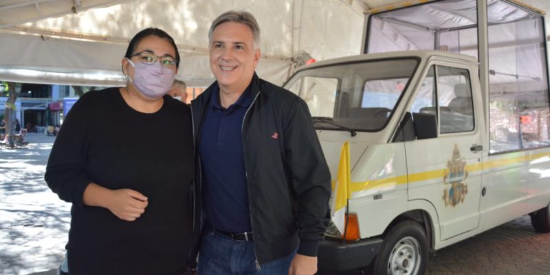 Semana Santa: Llaryora Visitó El Papamóvil Que Se Exhibe En La Plaza Del Fundador