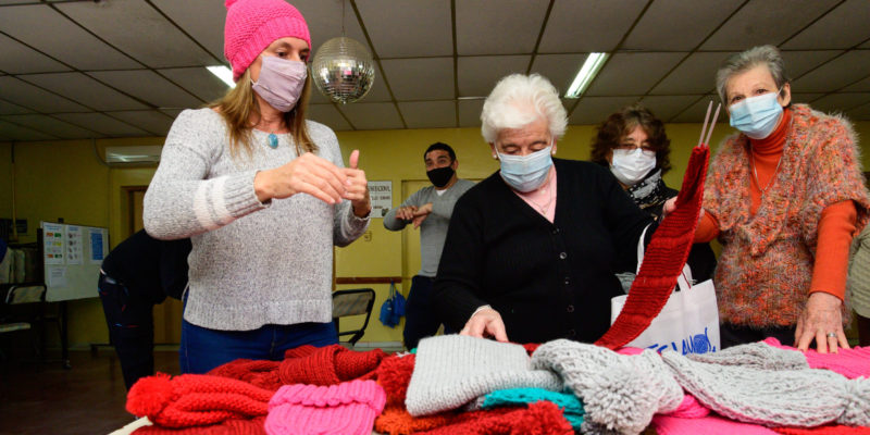 Personas Mayores Se Reúnen Para Tejer Una Esperanza