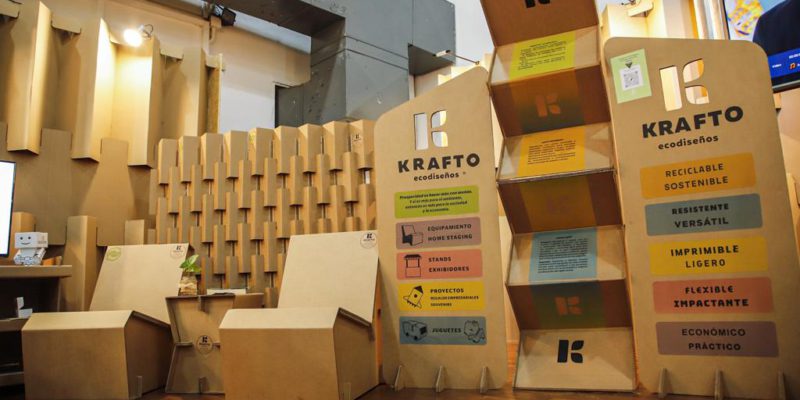 La Cumbre, Dos Veces Circular: Los Asistentes Utilizan Vasos, Platos Y Muebles Hechos Con Elementos Reciclados