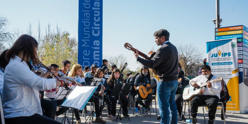 La Orquesta Sinfónica De Instrumentos Reciclados Musicalizó La Cumbre De Economía Circular
