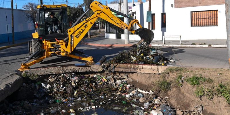 Extraen Un Cementerio De Botellas De Un Sector Del Canal Maestro Norte, En Barrio Remedios De Escalada