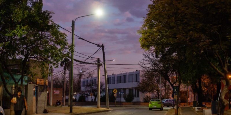 San Nicolás Y Parque Guayaquil: Dos Barrios Colindantes Iluminados Completamente Con Artefactos Led