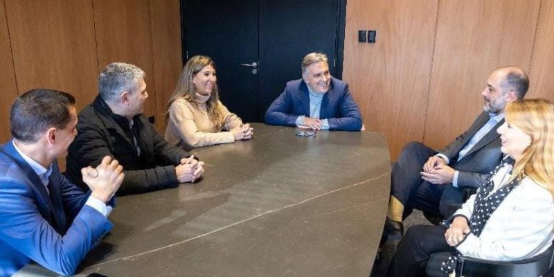 Llaryora Se Reunió Con Los Representantes De Amazon Web Services (AWS)