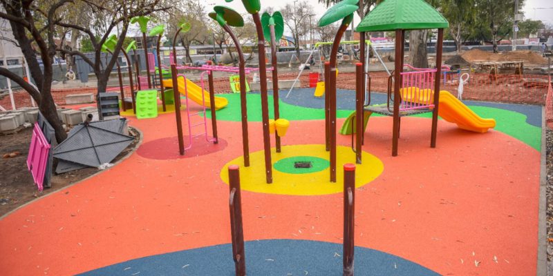 Villa El Libertador: Finaliza La Colocación Del Piso Hecho Con Material Reciclado En La Plaza 12 De Octubre