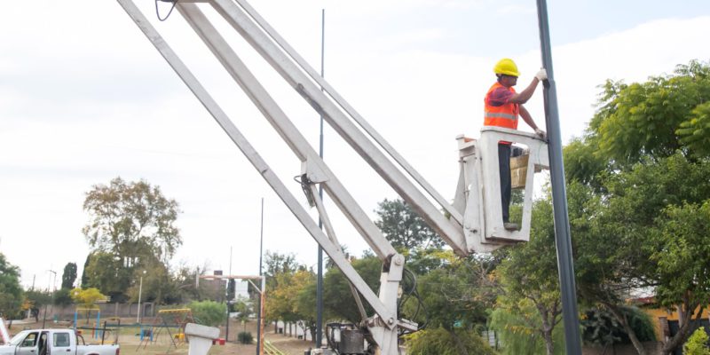 Economía Circular: Renuevan Alumbrado En Plazas Con 1.250 Columnas Recicladas Provenientes De Pozos Petroleros