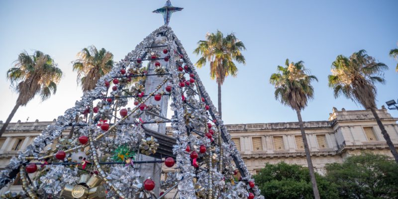 Con Más De 10.000 objetos Reciclables Se Está Armando El árbol Navideño En La Plaza De La Intendencia – Héroes De Malvinas 