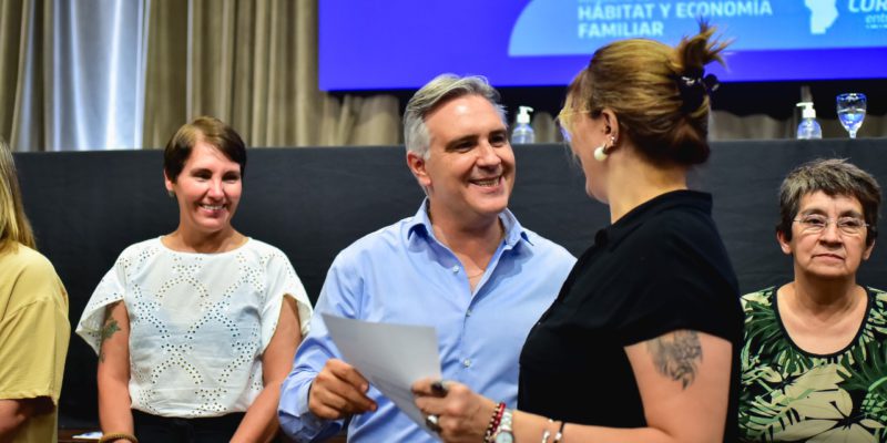 El intendente Llaryora participó de la entrega de 500 créditos a familias cordobesas